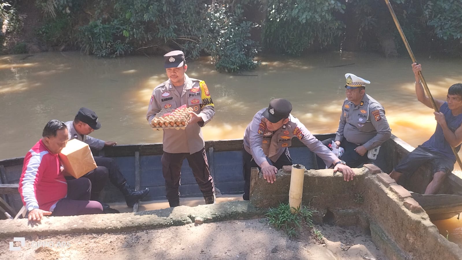 Polsek Tandun Salurkan Bantuan Sosial Meski Bertaruh Nyawa