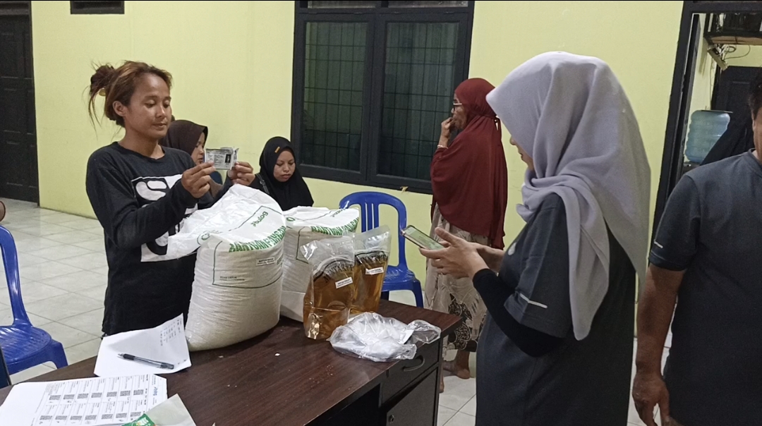 266 Kepala Keluarga Warga Suka Damai Menerima Bantuan Pangan