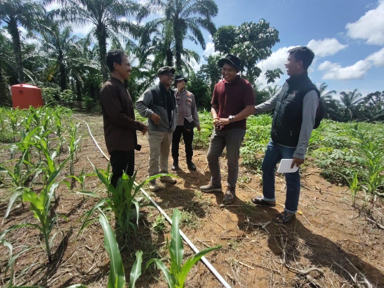 Staf Khusus Karo SDM Polda Riau Tinjau Lokas Ketahanan Pangan dan  Lahan Jagung Polsek Rambah Samo