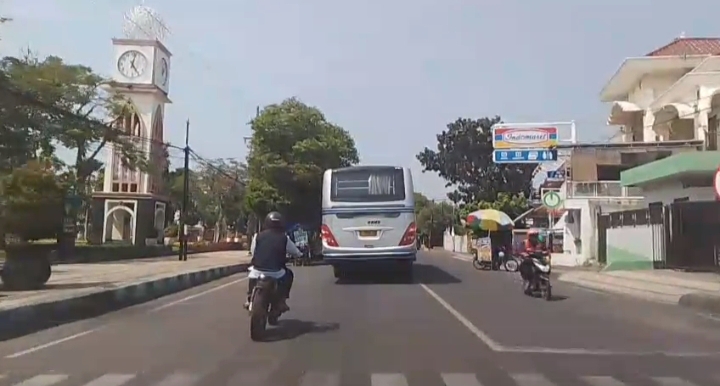 Keselamatan Pengguna Jalan Terancam? Bus AKDP Terlihat Melintas di Jalur Dalam Kota Pasuruan