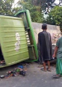 Truk Bermuatan Asbes Gagal Menanjak, Hantam Rumah Warga di Ngembal Pasuruan, Seorang Lansia Luka Parah