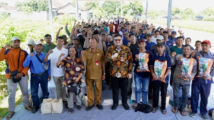 Bupati Kediri Salurkan Benih Jagung Rp19 Miliar, Perkuat Produktivitas dan Jamin Harga Panen Petani